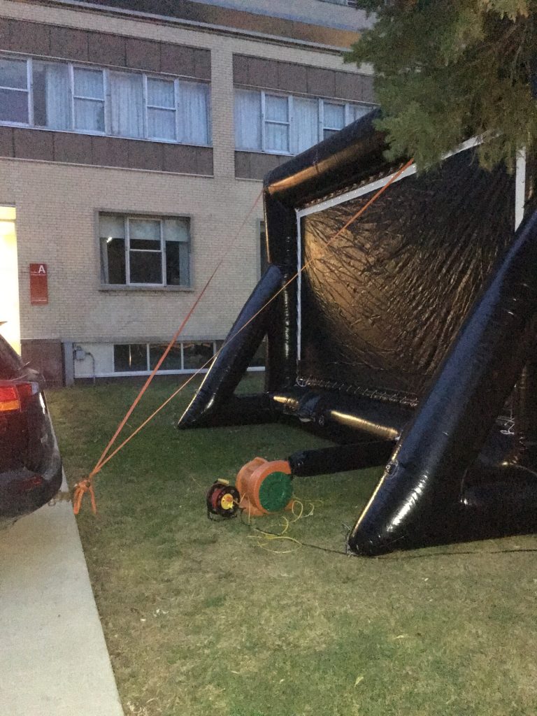 Installation de l'écran gonflable, vue arrière.